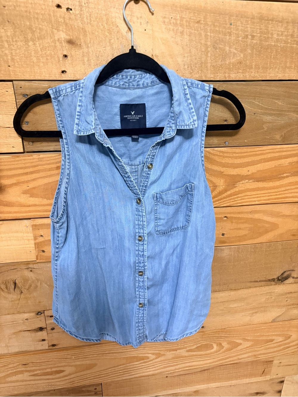 American Eagle Light Wash Sleeveless Chambray Button-Up size XS